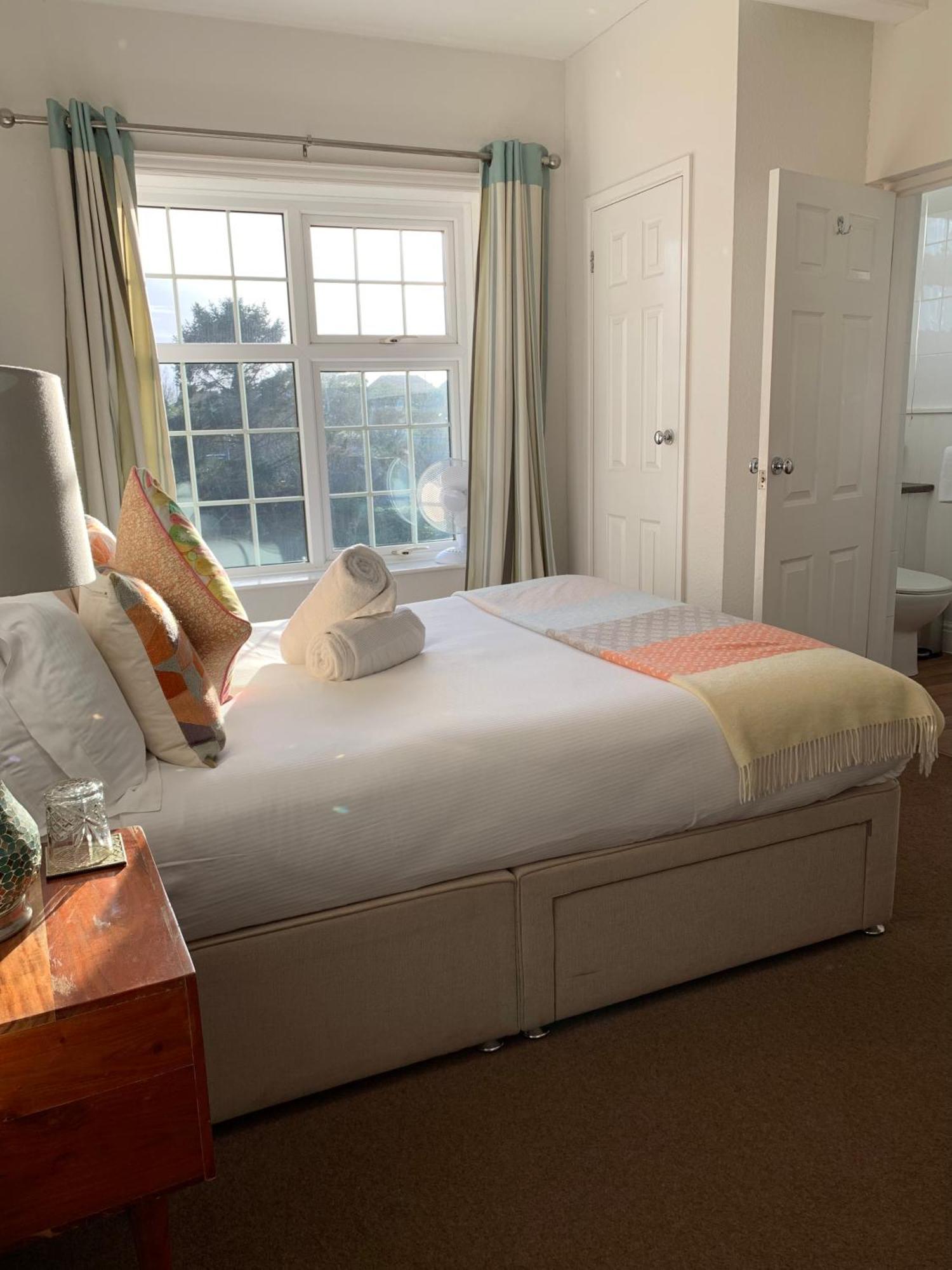 The Lazy Lion Bed and Breakfast Milford on Sea Exteriör bild