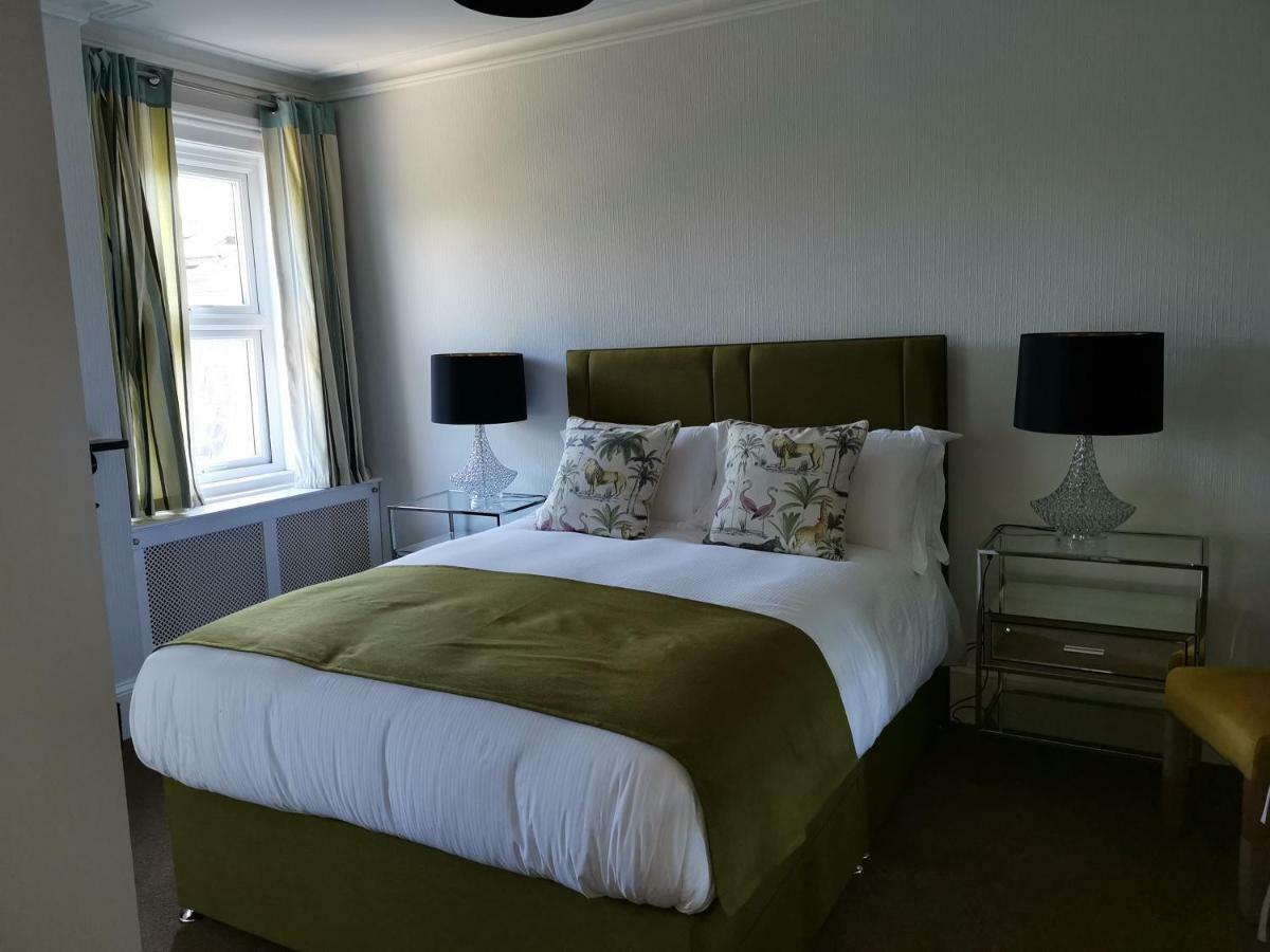 The Lazy Lion Bed and Breakfast Milford on Sea Exteriör bild